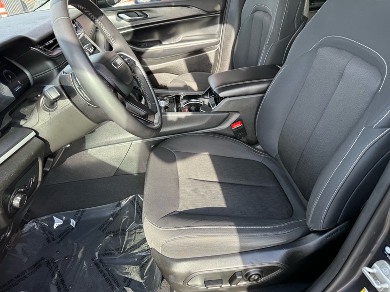 Jeep Grand Cherokee Laredo 4WD 2023