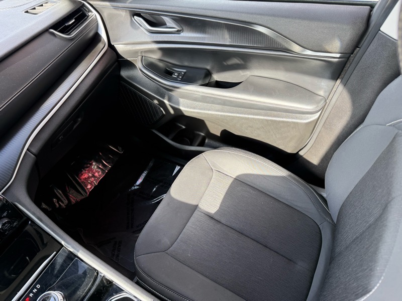 Jeep Grand Cherokee Laredo 4WD 2023