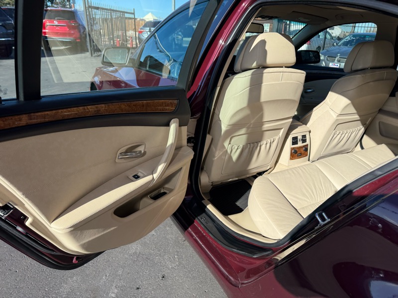 BMW 5-Series 528xi 2009