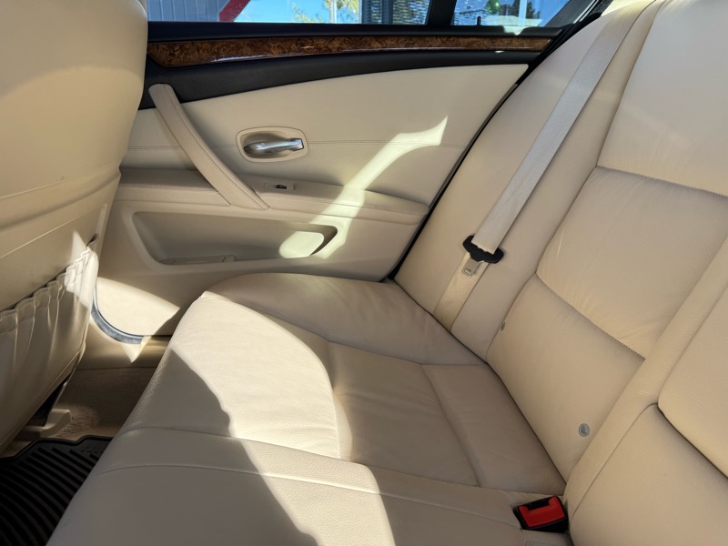 BMW 5-Series 528xi 2009