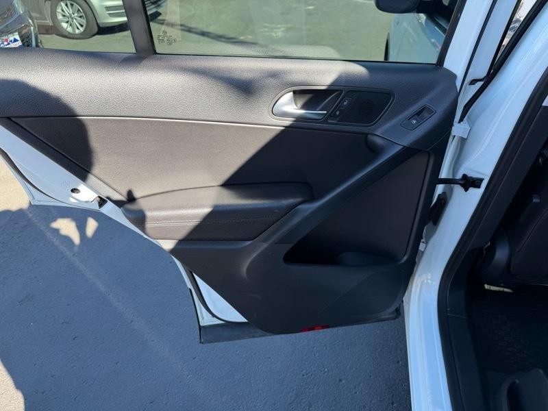 Volkswagen Tiguan S 2016