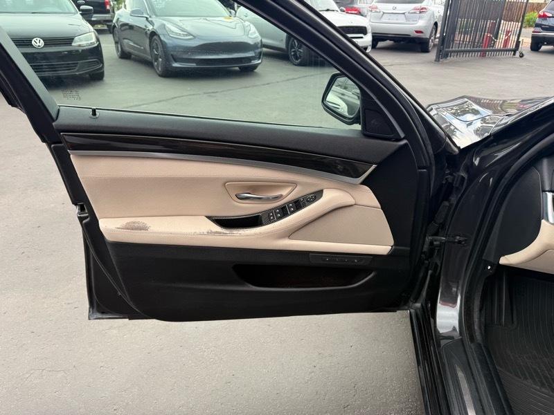 BMW 5-Series 550xi 2011
