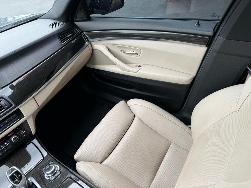BMW 5-Series 550xi 2011