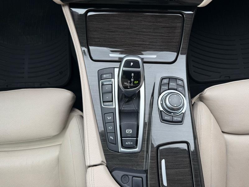 BMW 5-Series 550xi 2011