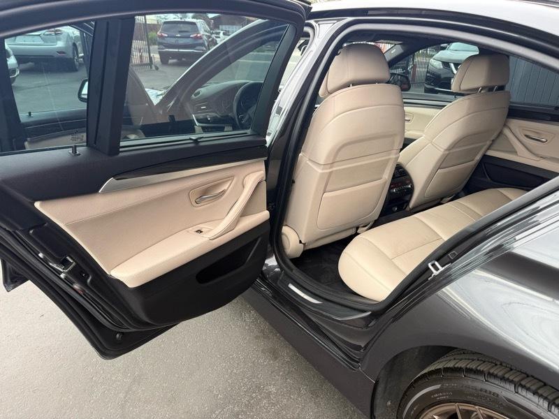 BMW 5-Series 550xi 2011