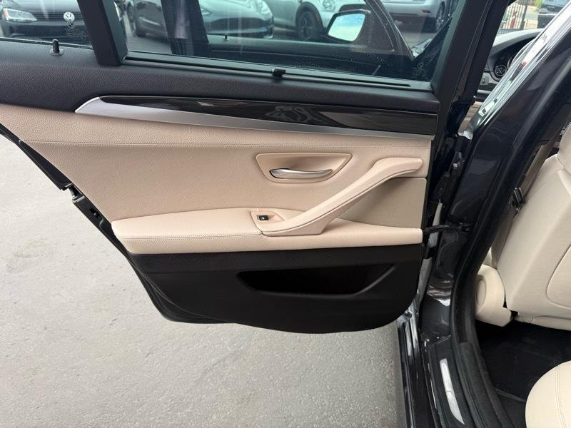 BMW 5-Series 550xi 2011