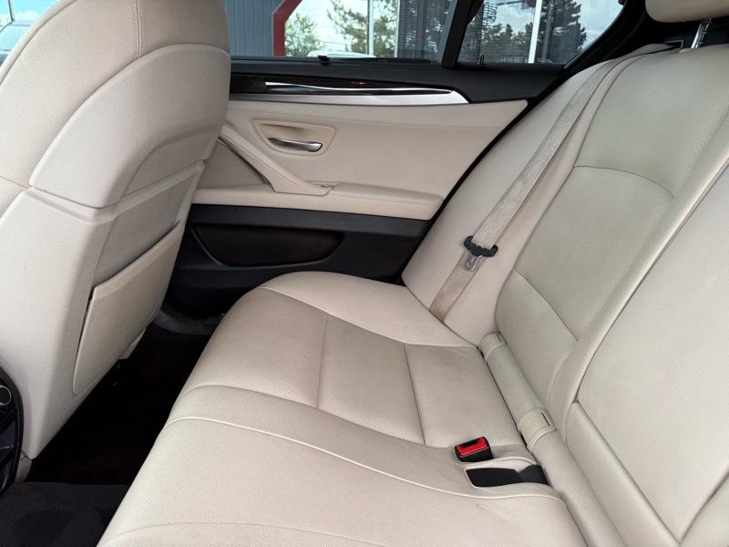 BMW 5-Series 550xi 2011