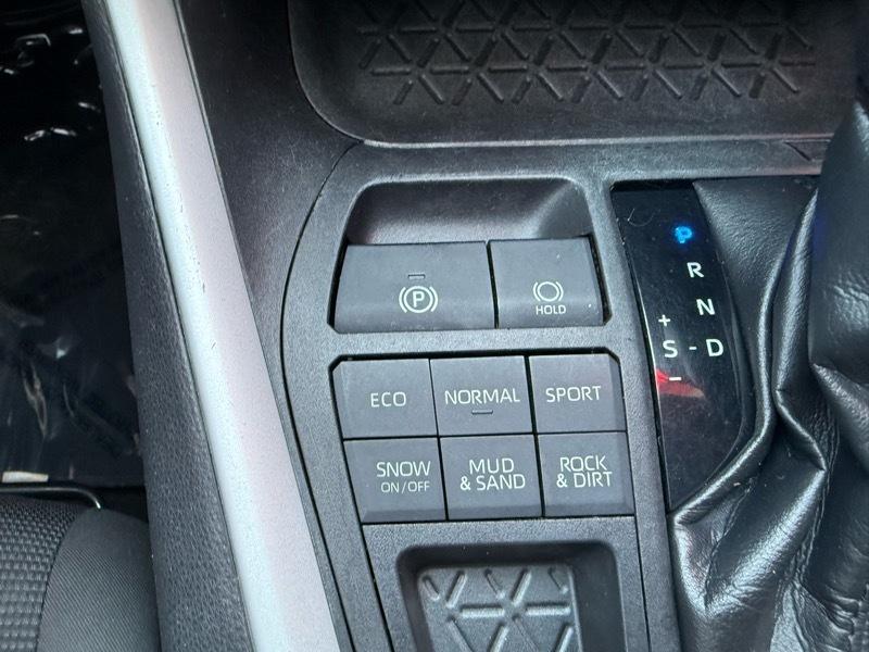 Toyota RAV4 LE AWD 2021