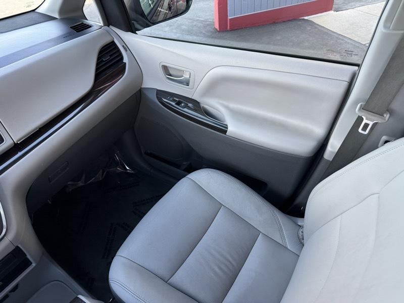 Toyota Sienna Limited AWD 7-Passenger V6 2015