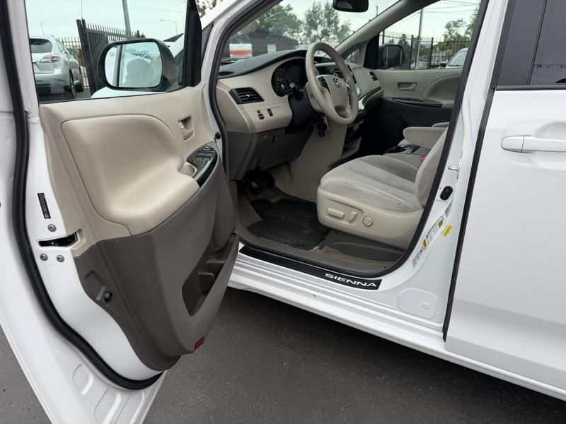 Toyota Sienna LE FWD 8-Passenger V6 2013