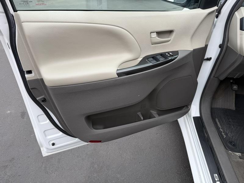 Toyota Sienna LE FWD 8-Passenger V6 2013