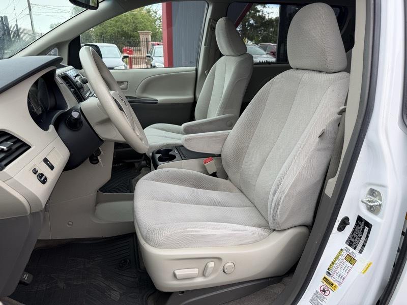 Toyota Sienna LE FWD 8-Passenger V6 2013