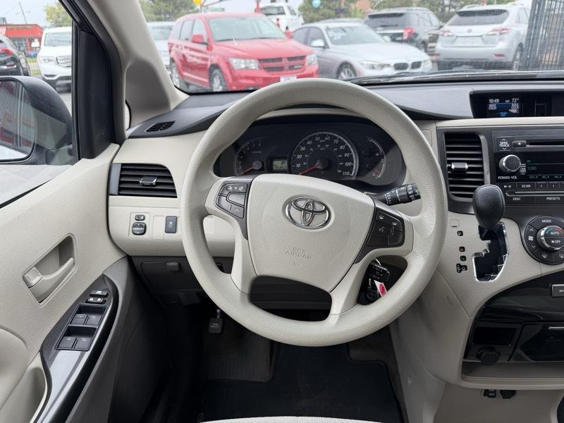 Toyota Sienna LE FWD 8-Passenger V6 2013