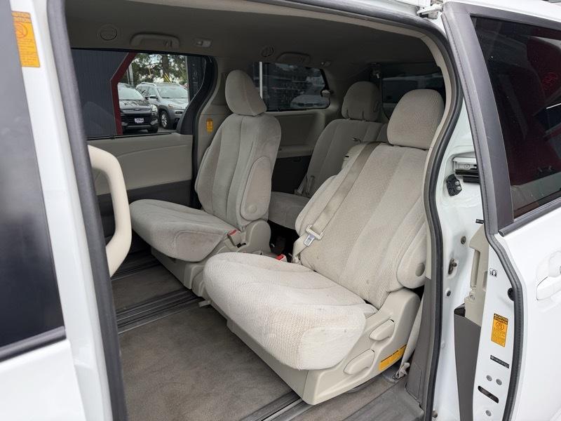 Toyota Sienna LE FWD 8-Passenger V6 2013