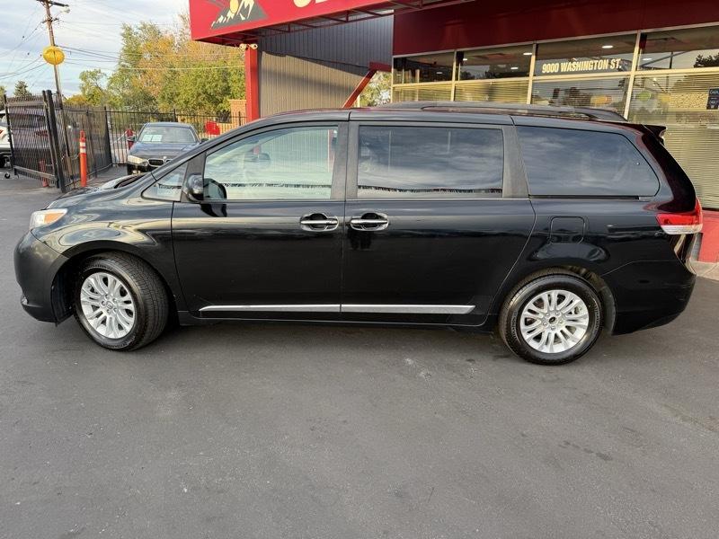 Toyota Sienna XLE 8-Pass V6 2011