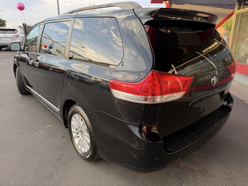 Toyota Sienna XLE 8-Pass V6 2011