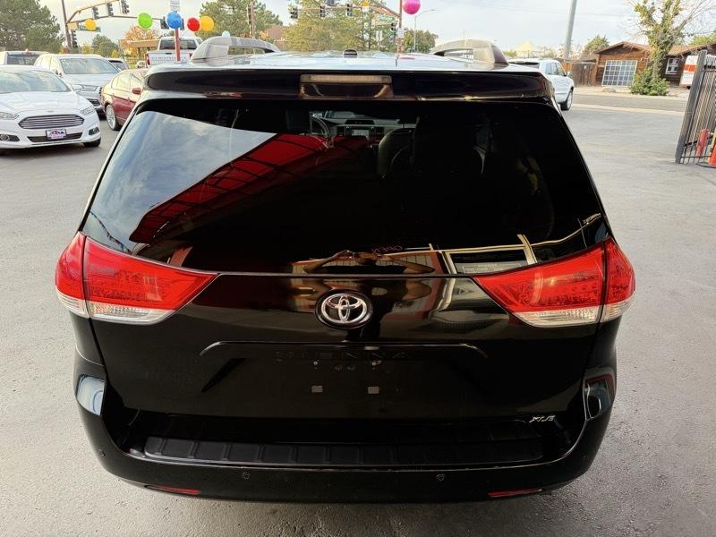 Toyota Sienna XLE 8-Pass V6 2011