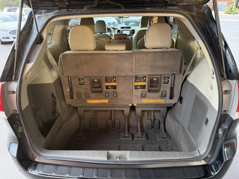 Toyota Sienna XLE 8-Pass V6 2011