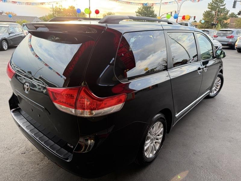 Toyota Sienna XLE 8-Pass V6 2011