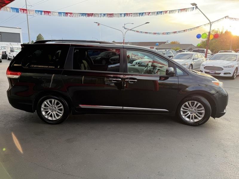 Toyota Sienna XLE 8-Pass V6 2011