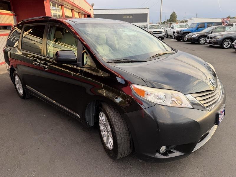 Toyota Sienna XLE 8-Pass V6 2011