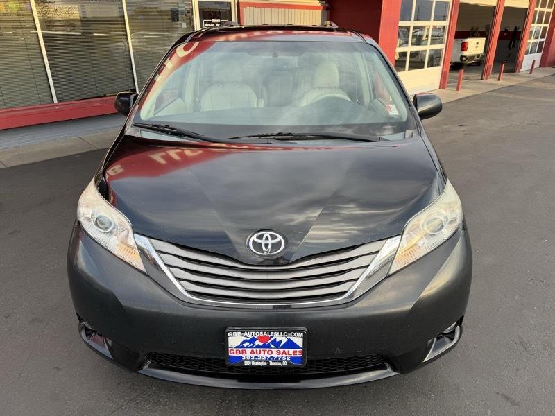 Toyota Sienna XLE 8-Pass V6 2011