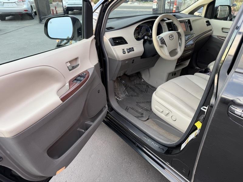 Toyota Sienna XLE 8-Pass V6 2011