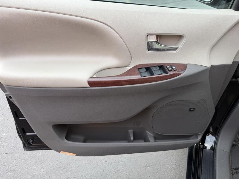 Toyota Sienna XLE 8-Pass V6 2011