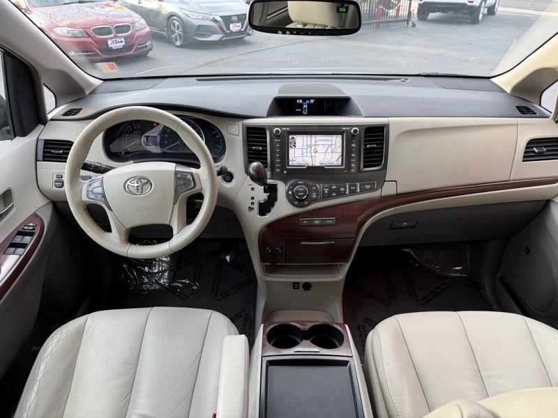 Toyota Sienna XLE 8-Pass V6 2011