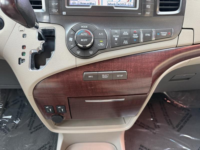 Toyota Sienna XLE 8-Pass V6 2011