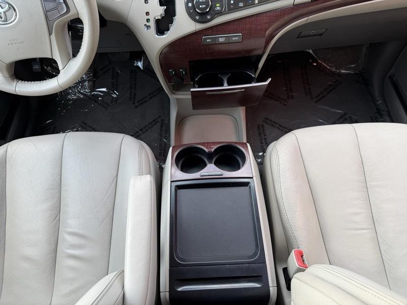 Toyota Sienna XLE 8-Pass V6 2011