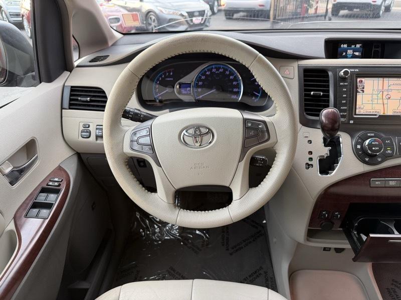 Toyota Sienna XLE 8-Pass V6 2011