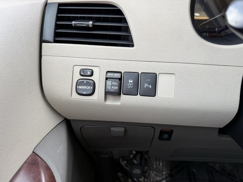 Toyota Sienna XLE 8-Pass V6 2011