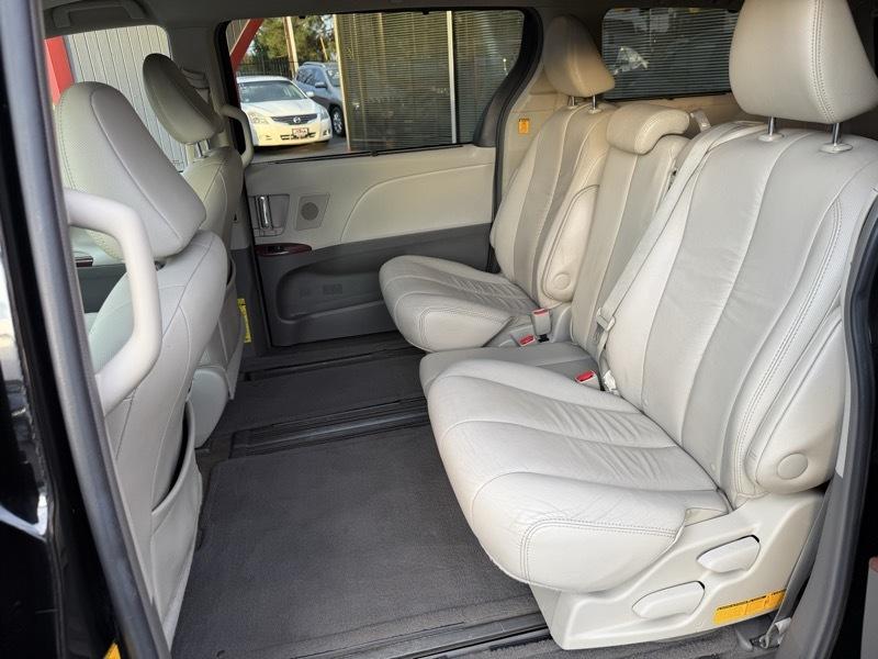 Toyota Sienna XLE 8-Pass V6 2011