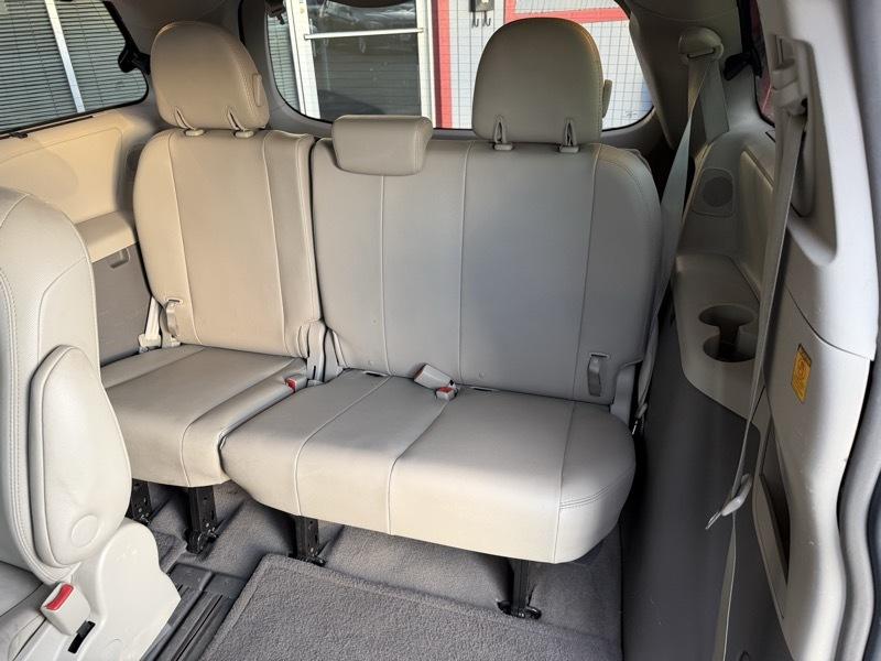 Toyota Sienna XLE 8-Pass V6 2011