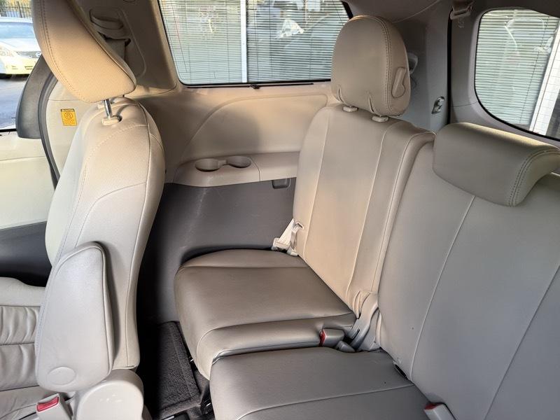 Toyota Sienna XLE 8-Pass V6 2011