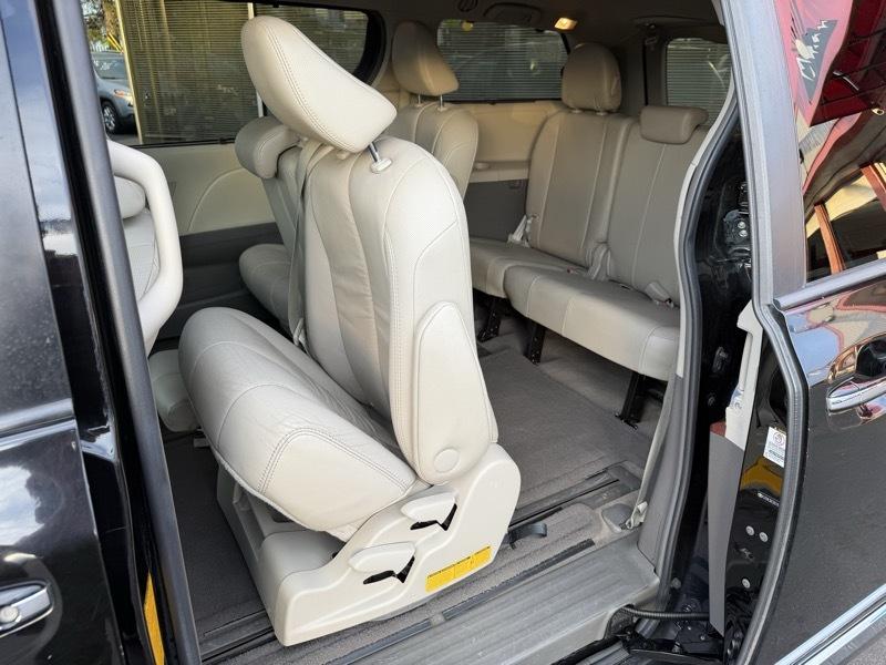 Toyota Sienna XLE 8-Pass V6 2011