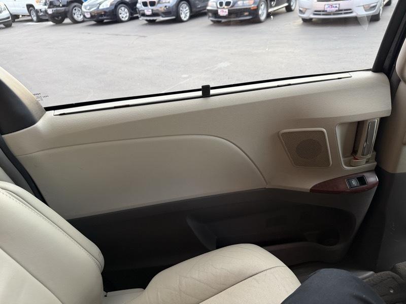 Toyota Sienna XLE 8-Pass V6 2011