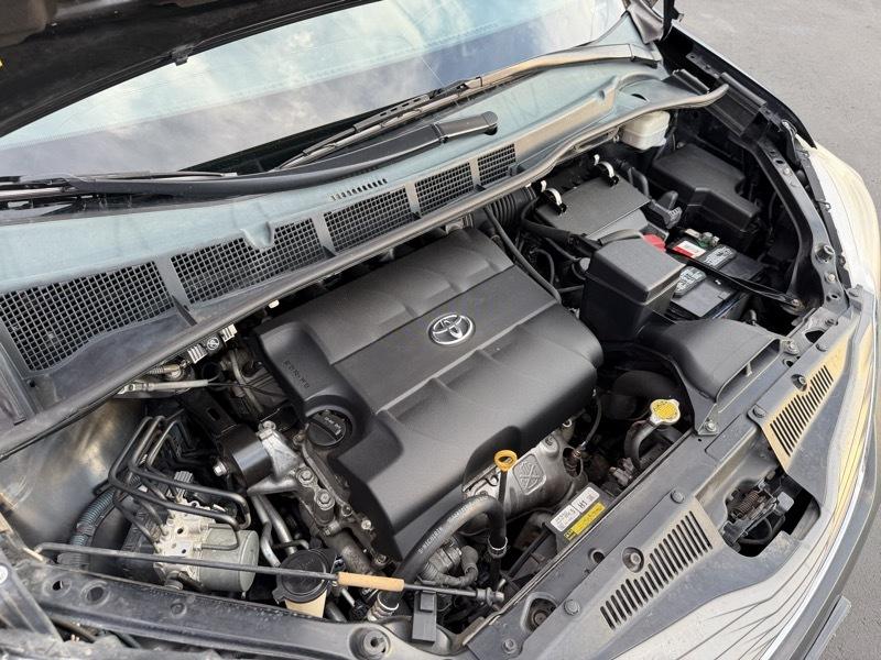 Toyota Sienna XLE 8-Pass V6 2011