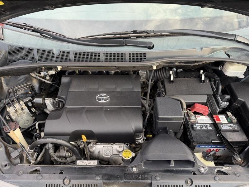 Toyota Sienna XLE 8-Pass V6 2011