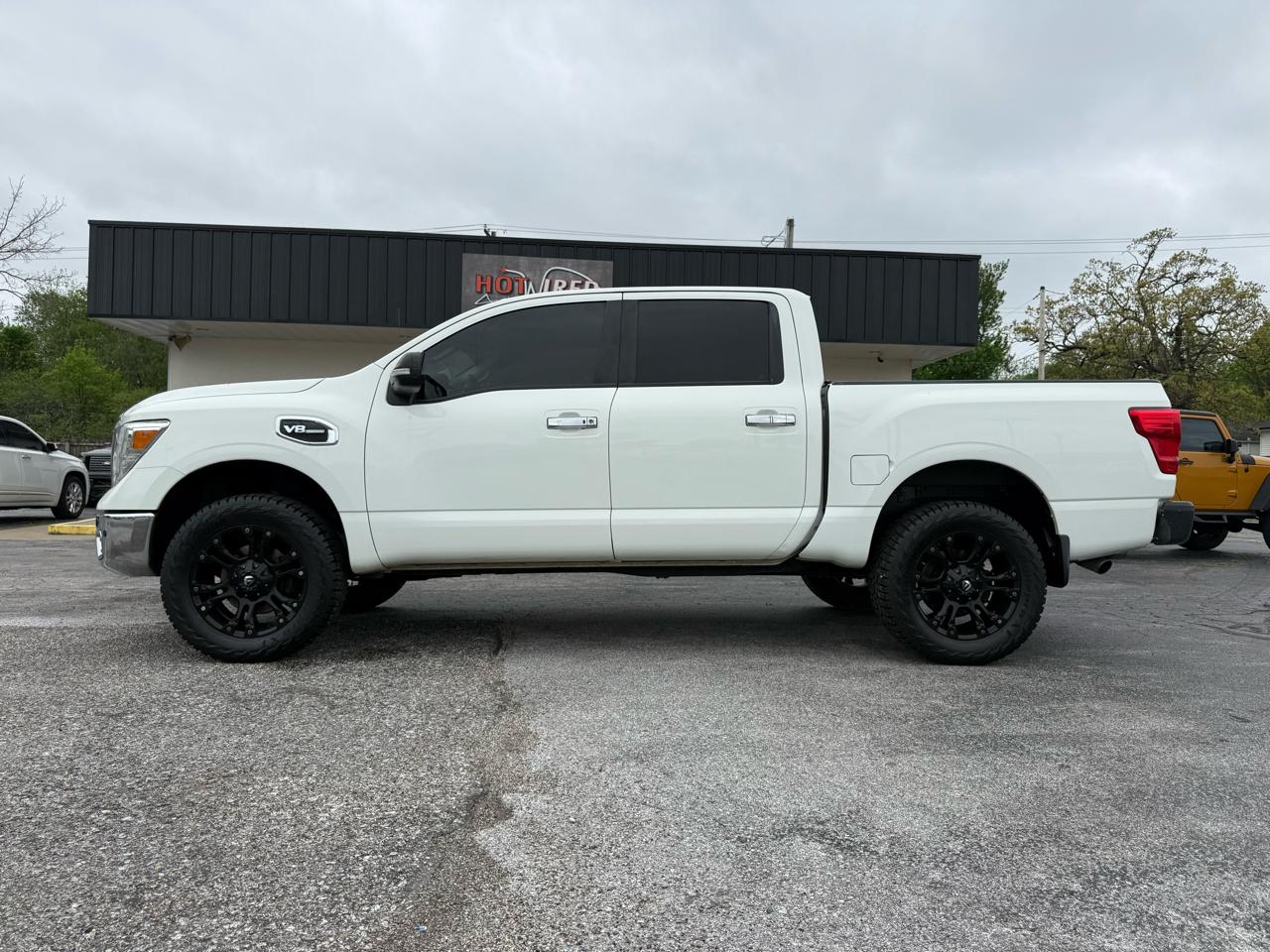 Nissan Titan Platinum Reserve Crew Cab 4WD 2017