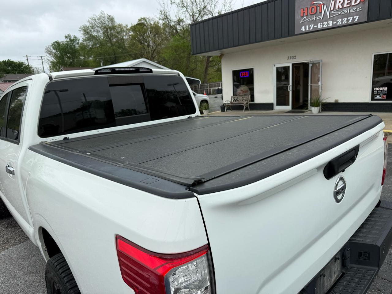 Nissan Titan Platinum Reserve Crew Cab 4WD 2017