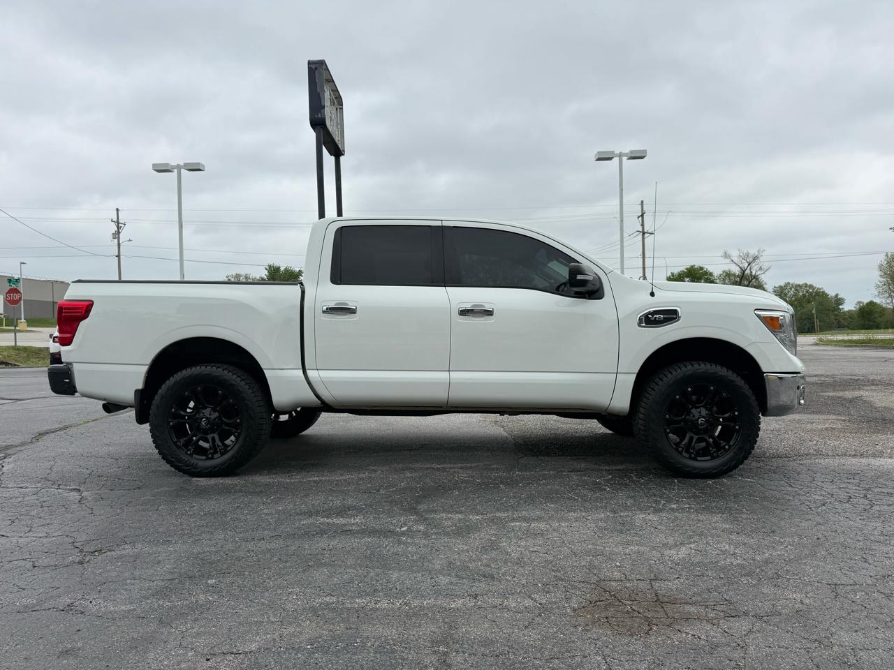 Nissan Titan Platinum Reserve Crew Cab 4WD 2017