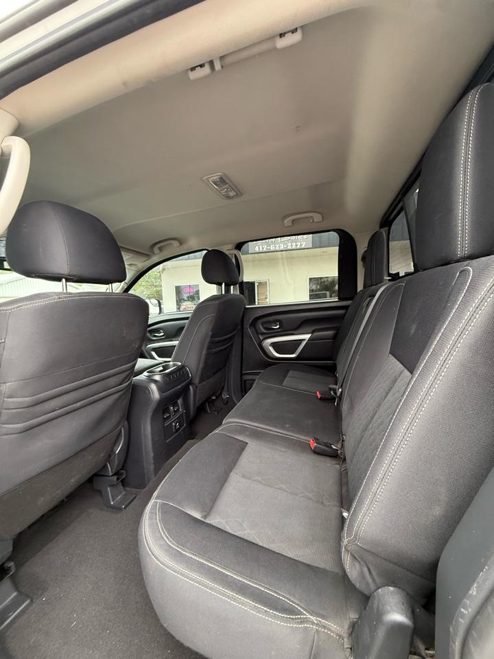 Nissan Titan Platinum Reserve Crew Cab 4WD 2017