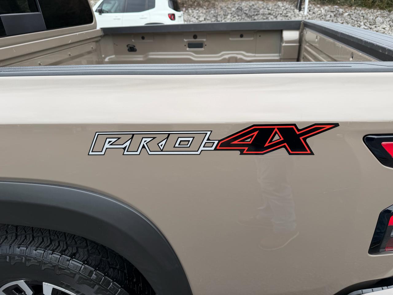 Nissan Frontier PRO-4X Crew Cab 4WD 2023