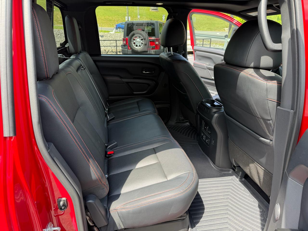 Nissan Titan PRO-4X Crew Cab 4WD SWB 2023