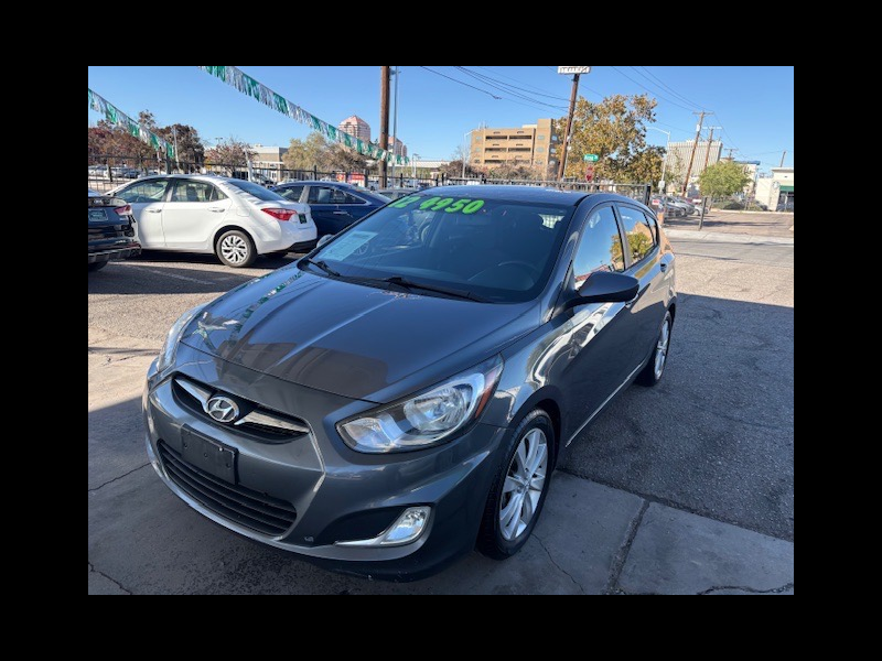 2012 Hyundai Accent SE 5-Door