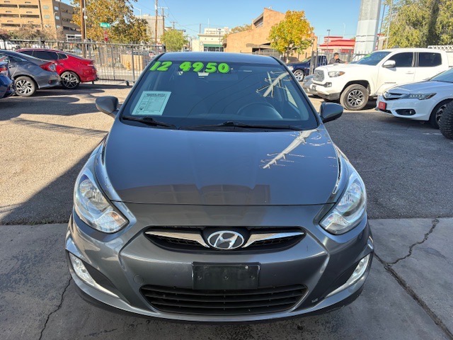 Hyundai Accent SE 5-Door 2012 Hyundai Accent SE 5-Door 2012