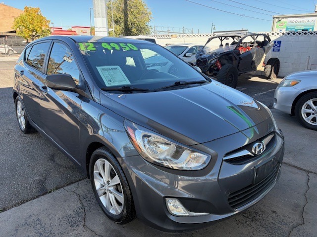 Hyundai Accent SE 5-Door 2012 Hyundai Accent SE 5-Door 2012