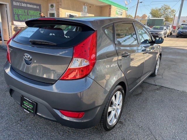 Hyundai Accent SE 5-Door 2012 Hyundai Accent SE 5-Door 2012